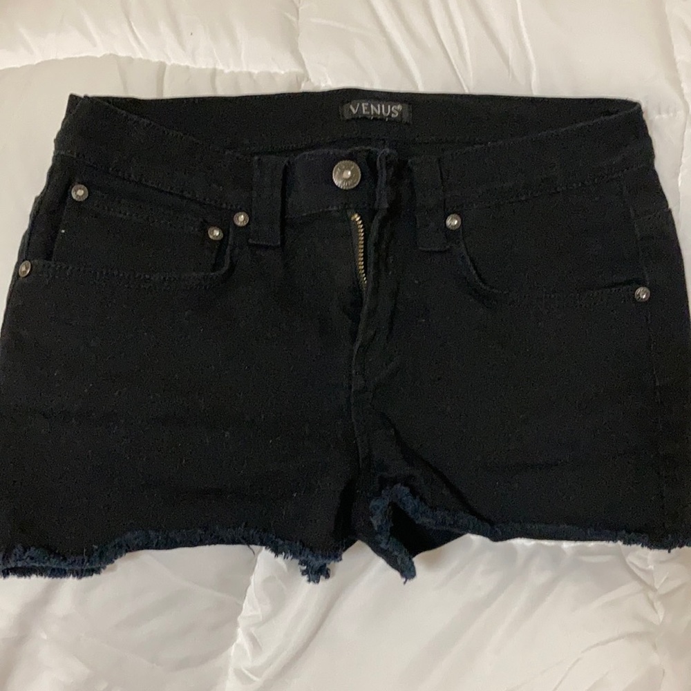 Shorts from VENUS new, in black.